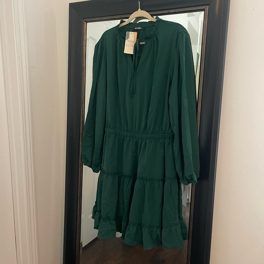 Elegant Green Long-Sleeve Dress